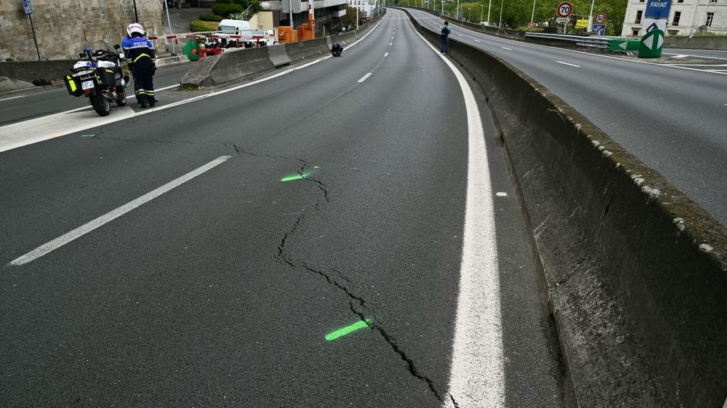 Vrai ou faux
État des routes : la France est-elle passée de la 1ère à la 18e place mondiale ?
Alors qu'une portion de l'A13 est fermée à la circulation au moins jusqu'à lundi le président de l'Essonne et membre de l'Assemblée des départements, François Durovray assure que la France est passée "en quelques années" de la 1ère à la 18eplace du classement mondial sur l'état des routes.