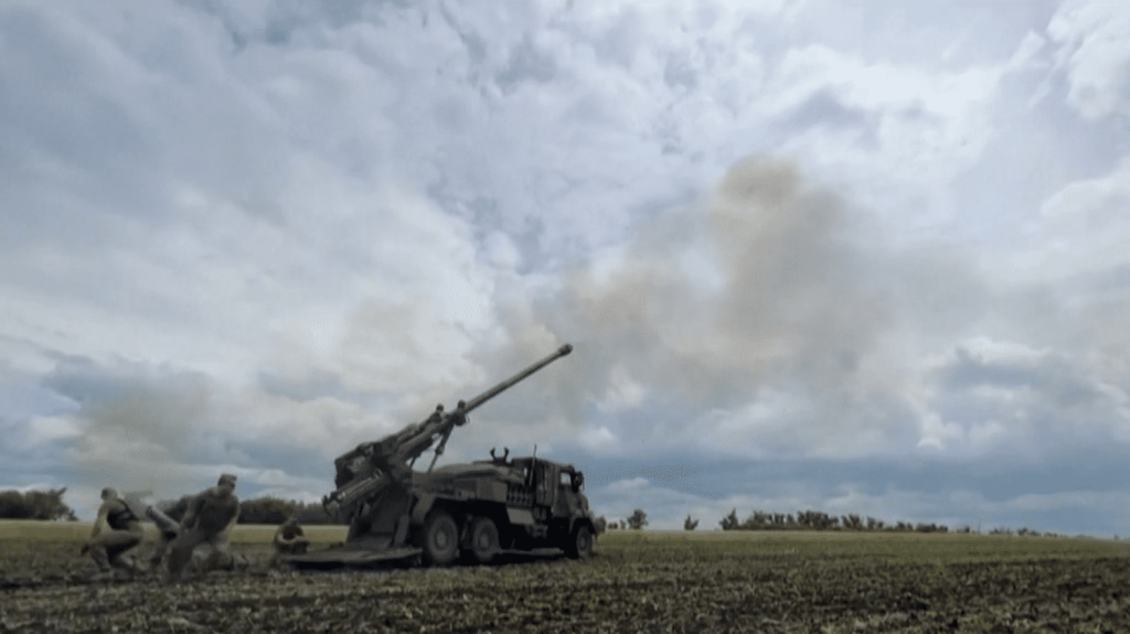 Armement : la France relance la production de poudre, de plus en plus demandée
Précieuse pour des tirs de missile ou alimenter les canons en obus, la poudre est de plus en plus demandée. À Bergerac, en Gironde, une nouvelle poudrerie est en phase de construction, signe du regain d'intérêt pour cet ingrédient.
