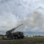 Armement : la France relance la production de poudre, de plus en plus demandée
Précieuse pour des tirs de missile ou alimenter les canons en obus, la poudre est de plus en plus demandée. À Bergerac, en Gironde, une nouvelle poudrerie est en phase de construction, signe du regain d'intérêt pour cet ingrédient.