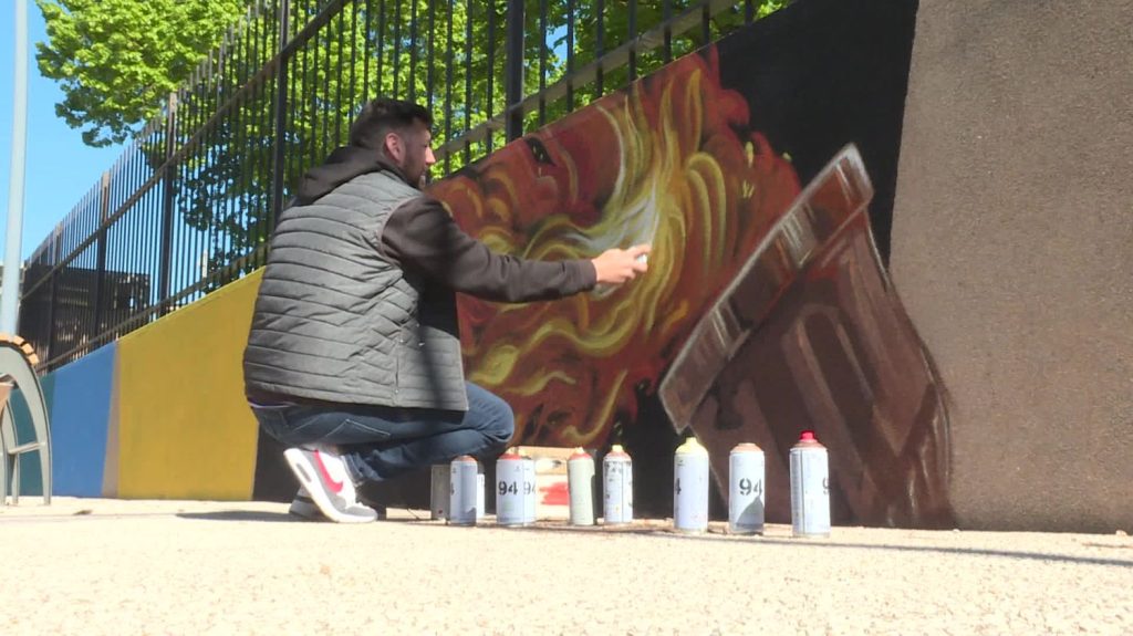 Un street-artiste peint une fresque aux couleurs de la flamme olympique pour son passage dans le Var
Dans près de quinze jours, la flamme olympique va passer dans le Var. Elle s'arrêtera le 10 mai dans le village de Flassans-sur-Issole. Pour l'occasion, le maire a fait appel à Sufyr, un street-artiste, pour peindre une fresque de 30 m.