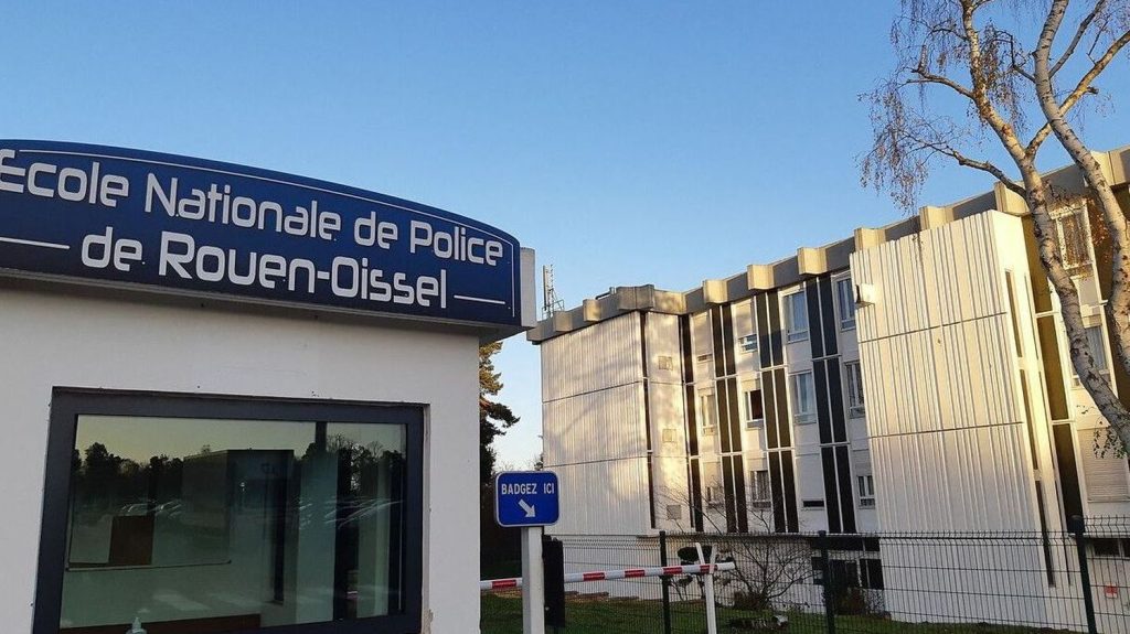 Seine-Maritime : dix migrants s'échappent d'un centre de rétention à Oissel, sept sont toujours en fuite
Sur les dix évadés, trois ont été interpellés peu de temps après dans l'enceinte de l'école de police où se trouve le Centre de rétention administrative et ont été placés en garde à vue.