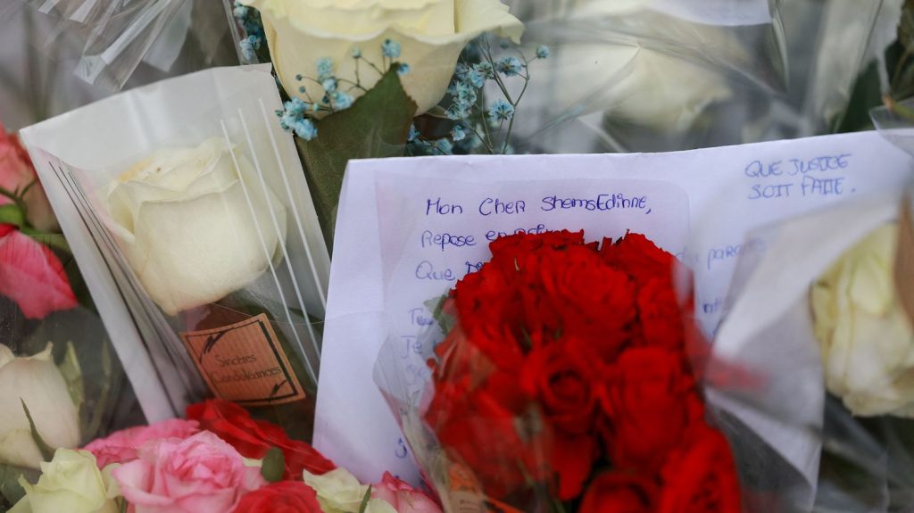 Obsèques de Shemseddine à Viry-Châtillon : la ville est "dans un moment de recueillement et de soutien à la famille", témoigne le maire
Les funérailles de l'adolescent mort vendredi après avoir été passé à tabac près de son collège, auront lieu dans la plus stricte intimité mardi, conformément au souhait de la famille. Une marche blanche sera également organisée vendredi après-midi dans les rues de la ville.