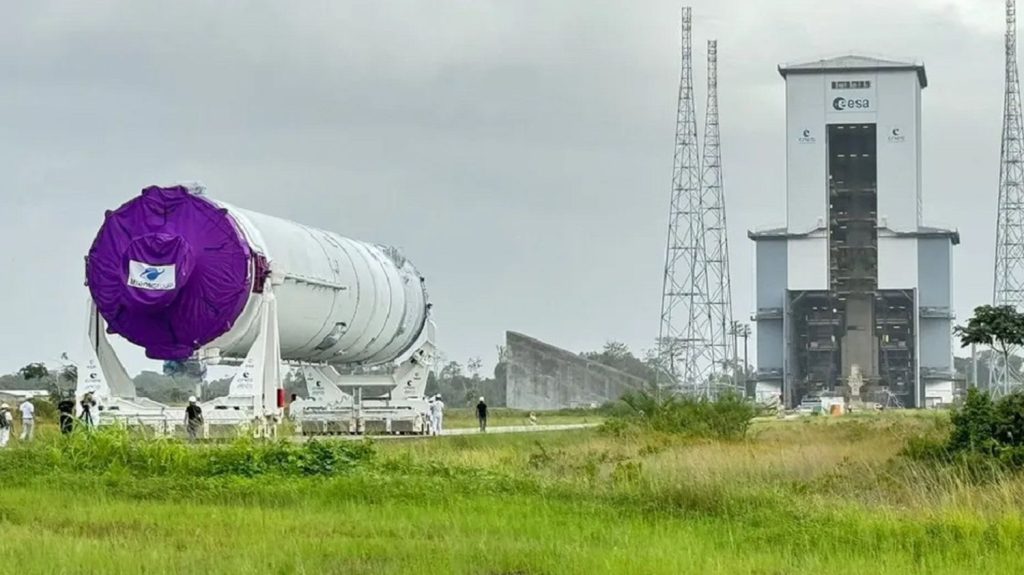 Les deux premiers étages de la fusée Ariane 6 installés sur le pas de tir à Kourou, en Guyane
La fusée Ariane 6, la lutte contre le trafic de stupéfiants et la culture de la vanille à La Réunion. C'est le programme du "Journal des outremers" par Serge Massau.