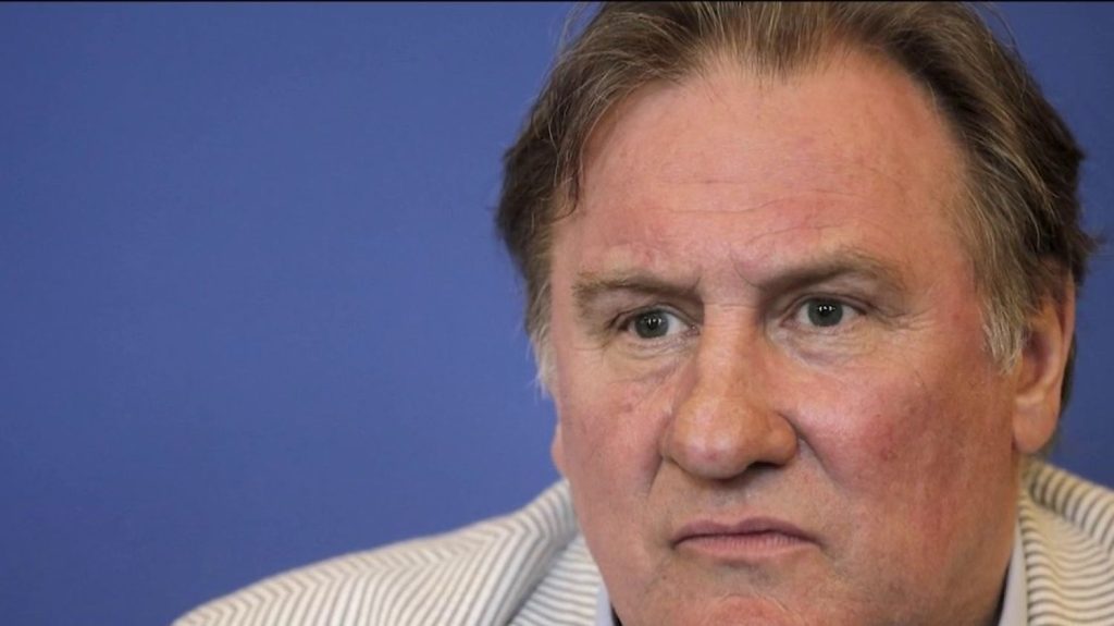 Gérard Depardieu : soupçonné d’agressions sexuelles, l’acteur sera jugé en octobre 2024
Ce lundi 29 avril, l’acteur Gérard Depardieu a été auditionné par les enquêteurs de la police judiciaire, à Paris. Soupçonné d’agressions sexuelles lors de tournages effectués en 2014 et 2021, le comédien fera l’objet d’un procès en octobre 2024.
