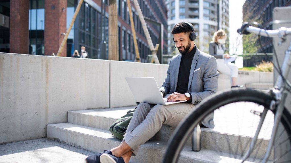 Comment les managers gèrent-ils l'extension du télétravail depuis mars 2020 ?
Quels sont les impacts de la crise sanitaire de 2020 sur les missions des managers et sur leurs conditions de travail ? Une vaste enquête a été réalisée et plusieurs milliers de cadres ont été questionnés.
