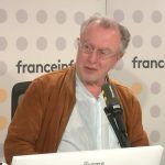 "On ne peut pas lutter contre les écrans, mais le livre représente une certaine magie", selon l'écrivain Grégoire Solotareff
À l'occasion du Festival du livre de Paris qui se tient jusqu'à dimanche, l'auteur pour la jeunesse Grégoire Solotareff, notamment connu pour sa série "Loulou", évoque la concurrence des écrans.