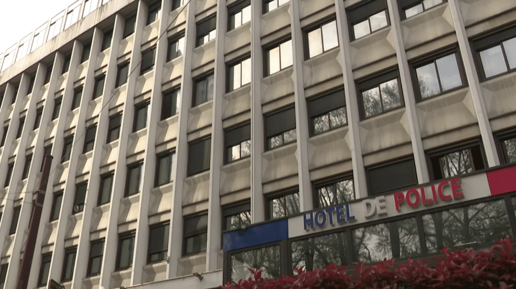 Grenoble : un homme, soupçonné d’être le violeur à la trottinette, arrêté
À Grenoble (Isère), un homme suspecté d’agressions sexuelles et de viol a été arrêté, vendredi 5 avril. Il pourrait s’agir du violeur à la trottinette, qui plongeait la ville dans la psychose. Son ADN semble confirmer qu’il serait en cause.