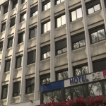 Grenoble : un homme, soupçonné d’être le violeur à la trottinette, arrêté
À Grenoble (Isère), un homme suspecté d’agressions sexuelles et de viol a été arrêté, vendredi 5 avril. Il pourrait s’agir du violeur à la trottinette, qui plongeait la ville dans la psychose. Son ADN semble confirmer qu’il serait en cause.