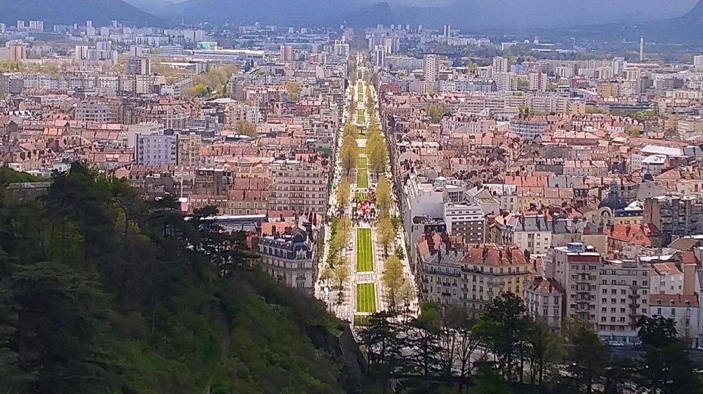 "Violeur à la trottinette" à Grenoble : le suspect, qui nie les faits, va être déféré devant le juge
Un homme de 22 ans a été interpellé vendredi. Une expertise ADN l'incrimine pour l'un des viols, a précisé le procureur de Grenoble.