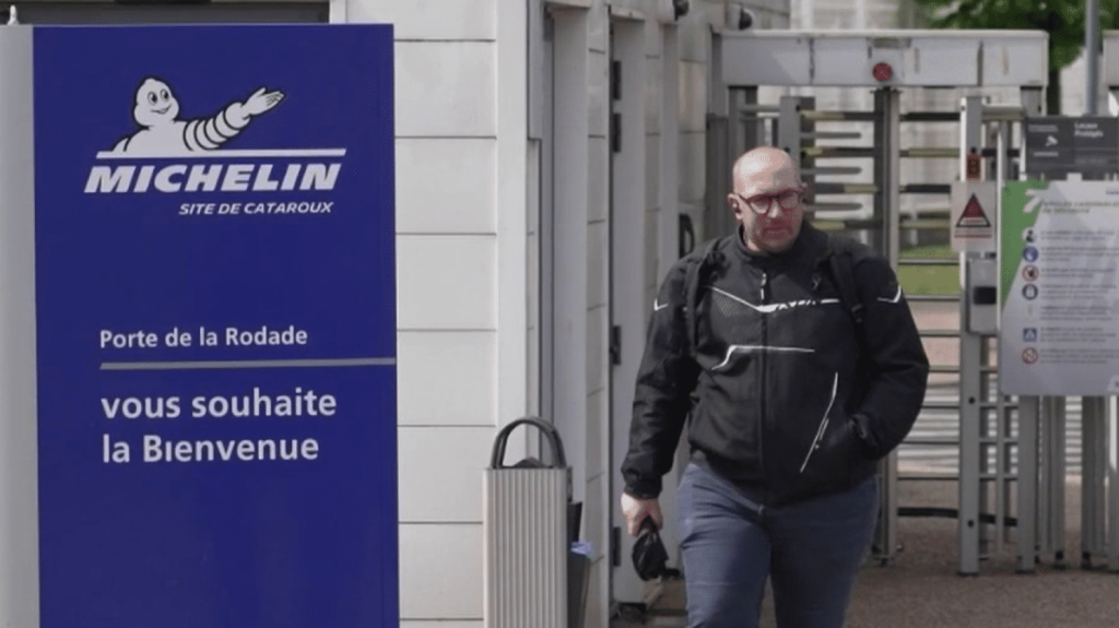 Emploi : un "salaire décent" pour les 135 000 salariés du groupe Michelin dans le monde
Le groupe Michelin a annoncé avoir mis en place un "salaire décent" pour ses 135 000 salariés à travers le monde. La direction assure que les salariés perçoivent au minimum ce salaire, qui varie selon les implantations et le coût de la vie, depuis le début de l'année 2024.