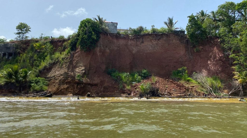"La mer a tout mangé" : la Guadeloupe, département français le plus touché par l'érosion des côtes
Selon la dernière étude du Cerema, d'ici 2050 plus de 5 000 logements deviendront inhabitables du fait de l'érosion naturelle et la montée du niveau de la mer. L'archipel des Antilles concentre à lui seul plus de 10% de ces logements menacés.