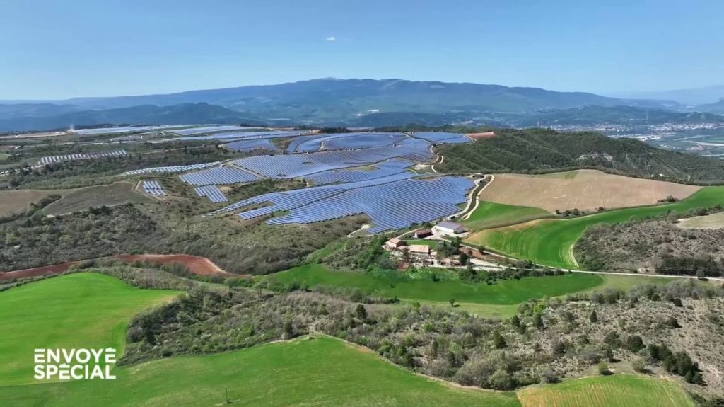 Vidéo
Ecolos contre écolos : sur la montagne de Lure, la guerre du photovoltaïque est déclarée
Installer des panneaux photovoltaïques partout pour sortir la France des énergies fossiles ? Pourquoi pas sur des parkings ou des zones industrielles, mais quand ces chantiers détruisent des hectares d'espaces naturels ou de forêts, les défenseurs de l'environnement s'insurgent, comme sur la montagne de Lure. Un extrait d'"Envoyé spécial" du 25 avril 2024.