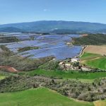 Vidéo
Ecolos contre écolos : sur la montagne de Lure, la guerre du photovoltaïque est déclarée
Installer des panneaux photovoltaïques partout pour sortir la France des énergies fossiles ? Pourquoi pas sur des parkings ou des zones industrielles, mais quand ces chantiers détruisent des hectares d'espaces naturels ou de forêts, les défenseurs de l'environnement s'insurgent, comme sur la montagne de Lure. Un extrait d'"Envoyé spécial" du 25 avril 2024.