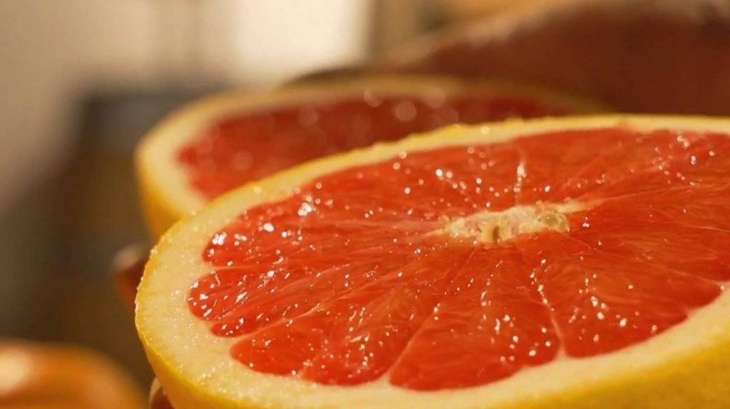 Agriculture : le pomelo, l'agrume venu de Corse
Berceau de la clémentine, la Haute-Corse est reconnue pour la culture des agrumes. Jeudi 18 avril, la récolte du pomelo, protégé par une indication géographique protégée (IGP), bat son plein.