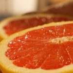 Agriculture : le pomelo, l'agrume venu de Corse
Berceau de la clémentine, la Haute-Corse est reconnue pour la culture des agrumes. Jeudi 18 avril, la récolte du pomelo, protégé par une indication géographique protégée (IGP), bat son plein.