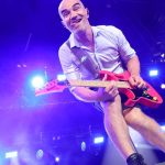 Aldebert promet du gros son metal dans son prochain album pour enfants de la série "Enfantillages"
Pour ce nouvel opus prévu le 26 avril, l'artiste s'est créé un double, Helldebert. Un savoureux mélange influencé par ses premières amours teintées de hard rock et son attachement à la chanson française.
