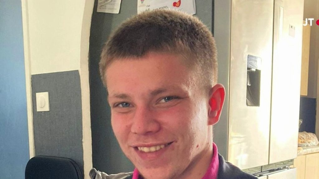 Nord : l'émoi à Grande-Synthe après l'homicide de Philippe
Philippe, un jeune homme de 22 ans, employé dans un centre socio-éducatif, a été passé à tabac sur un parking. Il a succombé mardi à ses blessures. Deux mineurs ont été placés en garde à vue.
