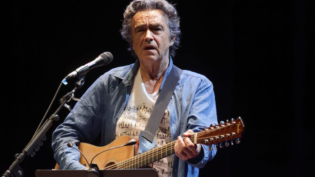 Concert, livres, albums réédités : l'hommage au chanteur Jean-Louis Murat, un an après sa disparition
Un concert exceptionnel à Clermont-Ferrand réunira notamment les chanteurs JP Nataf, Alex Beaupain et Jeanne Cherhal, ainsi que l'écrivain Éric Reinhardt et la réalisatrice Laetitia Masson.