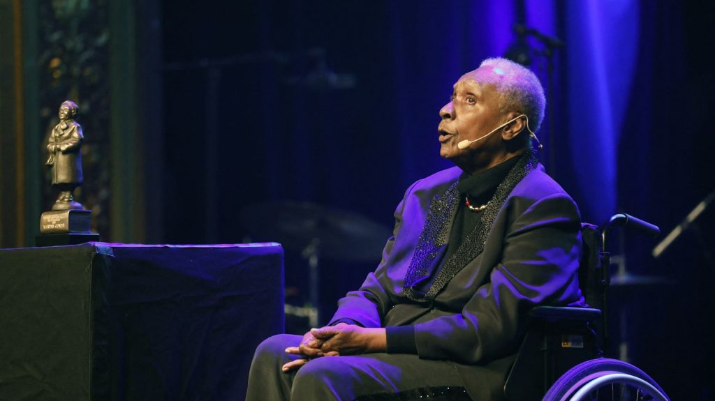 Mort de Maryse Condé : "Il y avait son désir d'inscrire la fiction dans l'histoire", salue l'écrivain haïtien Lyonel Trouillot
L'écrivain haïtien Lyonel Trouillot a salué l'oeuvre de Maryse Condé, morte ce mardi à 90 ans. L'écrivaine l'avait notamment marqué parce qu'elle avait "à la fois de la force et du tremblement".