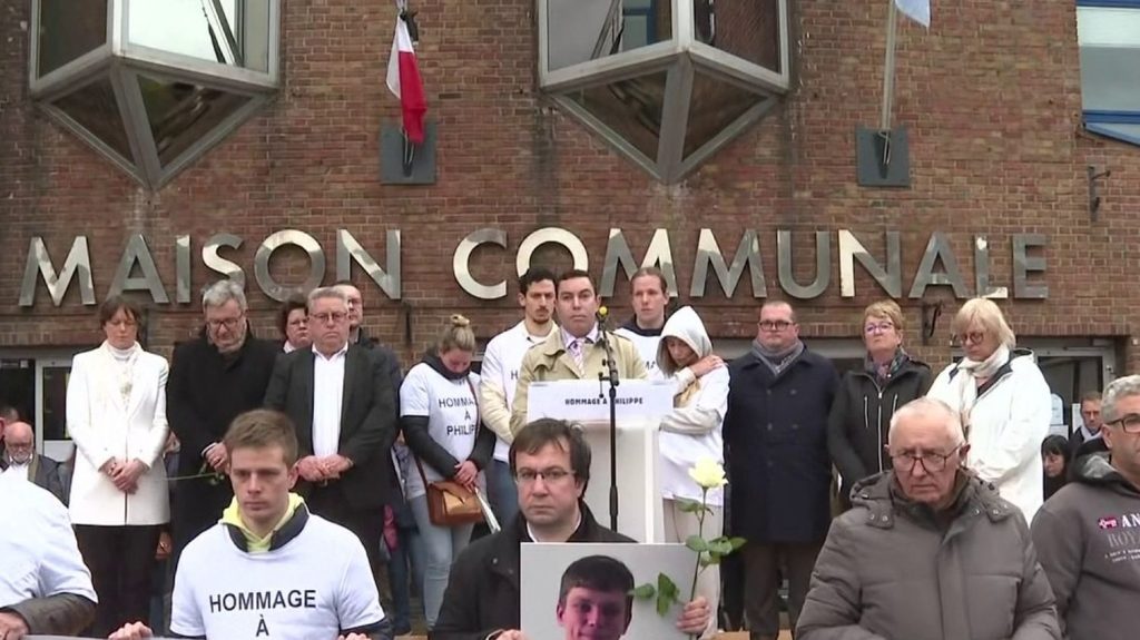 Meurtre à Grande-Synthe : la commune a rendu hommage à Philippe
Toute la commune de Grande-Synthe, dans le Nord, a rendu hommage à Philippe vendredi 19 avril. Le jeune homme a été roué de coups dans la soirée du lundi 15 avril lors d'un guet-apens.