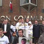 Meurtre à Grande-Synthe : la commune a rendu hommage à Philippe
Toute la commune de Grande-Synthe, dans le Nord, a rendu hommage à Philippe vendredi 19 avril. Le jeune homme a été roué de coups dans la soirée du lundi 15 avril lors d'un guet-apens.