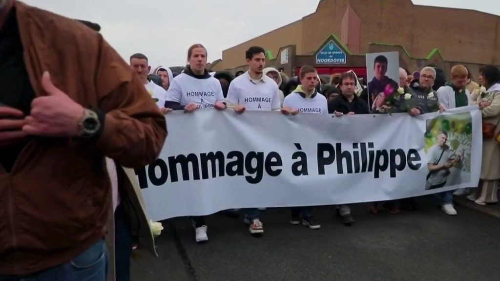 Meurtre à Grande-Synthe : une marche blanche et un hommage en mémoire de Philippe
Un hommage a été rendu à Philippe, à Grande-Synthe, dans le Nord, vendredi 19 avril. L'agression mortelle du jeune homme de 22 ans a profondément choqué la petite commune.