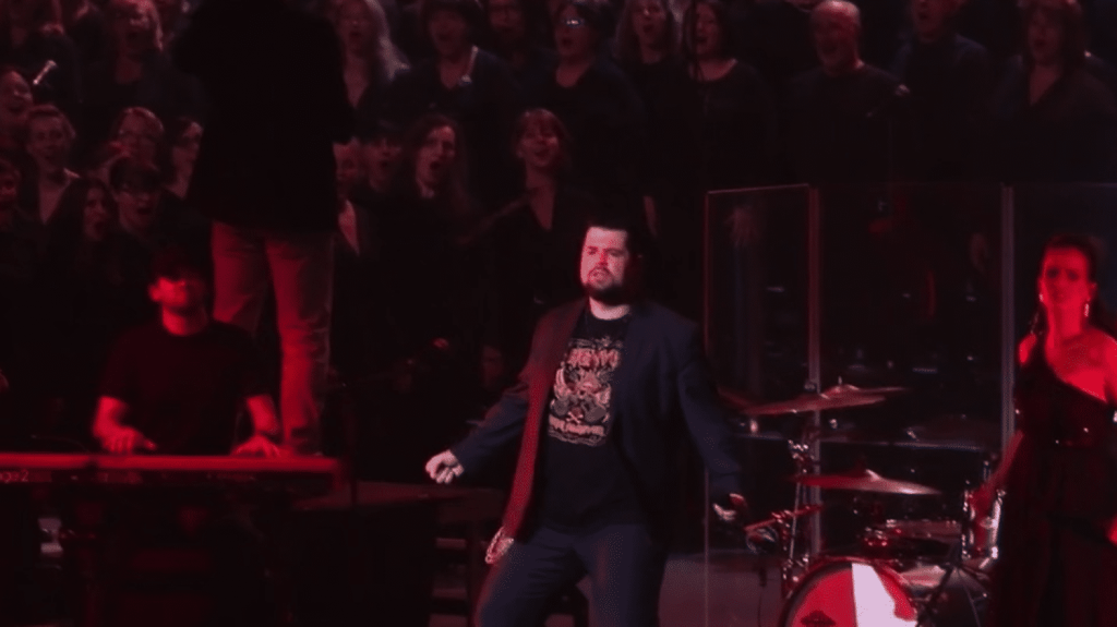 Une chorale de 500 chanteurs amateurs a rendu hommage à Queen
"Bohemian Rhapsody", "Show Must Go On"… Ces tubes de Queen ont résonné ce vendredi 29 mars au dôme de Paris grâce à 500 chanteurs d’une chorale amateure. Le spectacle s’appelle "500 voix pour Queen".