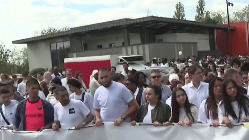 Mort de Shemseddine : une marche blanche s'est tenue à Viry-Châtillon
Une marche blanche en hommage à Shemseddine a eu lieu à Viry-Châtillon, dans l'Essonne, dans l'après-midi du vendredi 12 avril. Près de 200 personnes étaient présentes, toutes choquées par le drame.