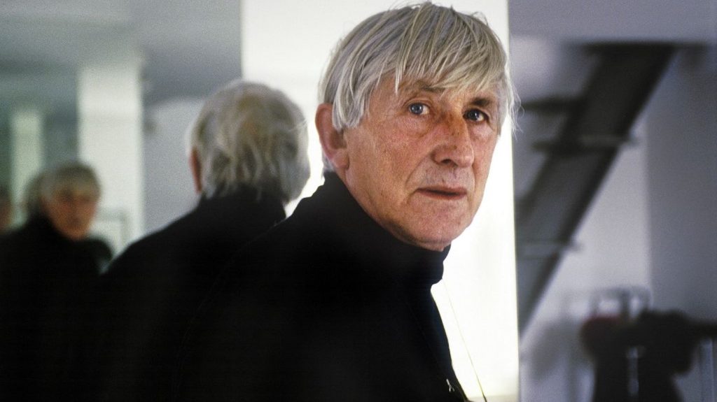 Le Festival du dessin d'Arles rend hommage à Tomi Ungerer
L'exposition, qui lui est consacrée durant la deuxième édition du festival, met en lumière l'humour parfois grinçant de l'illustrateur Tomi Ungerer dont les livres pour enfants ont fait la renommée mondiale.