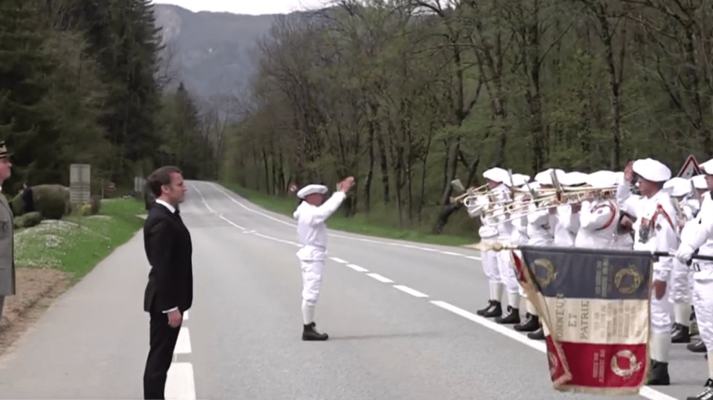 80 ans de la Libération : l’hommage d’Emmanuel Macron aux victimes du nazisme
À l’occasion du 80ème anniversaire de la Libération, Emmanuel Macron a présidé une cérémonie, dimanche 7 avril, en Haute-Savoie, en hommage aux résistants qui ont affronté l’armée allemande sur le plateau des Glières. Il s’est également rendu à la maison des enfants d’Izieu, dans l’Ain.