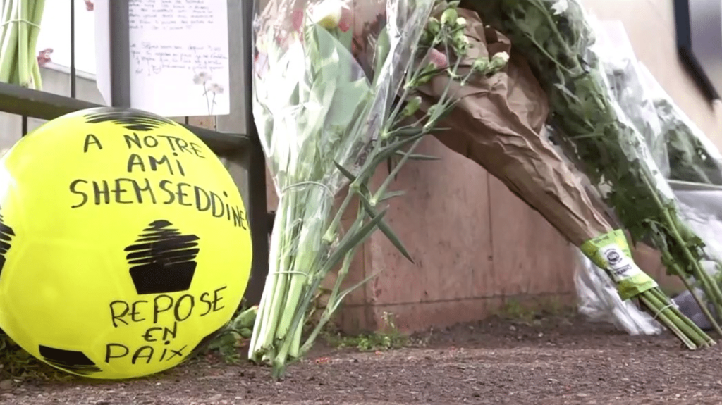 Mort d’un collégien à Viry-Châtillon : un hommage rendu devant l’établissement
Les enquêteurs vont devoir faire la lumière sur le déroulement de cette scène de violence, 24h après la mort d’un collégien de 15 ans à Viry-Châtillon (Essonne). Cinq personnes sont en garde à vue et une première hypothèse se dessine. Devant le collège, les hommages se multiplient.
