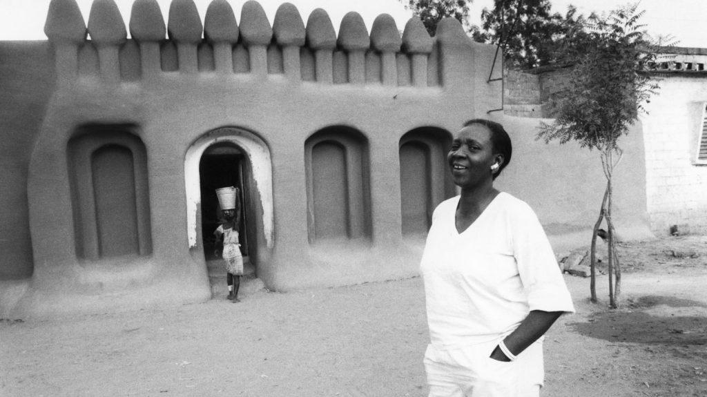 Mort de Maryse Condé : Emmanuel Macron salue la mémoire d'une "géante des lettres"
L'émotion est perceptible dans tous les hommages qui sont rendus depuis quelques heures à Maryse Condé. Amis, proches et personnalités politiques soulignent la plume exceptionnelle d'une femme engagée et libre.