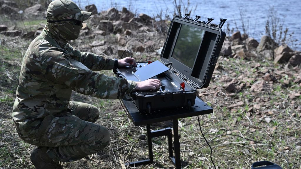 Armée et IA : l'Ukraine est devenu un laboratoire pour ces nouvelles armes "intelligentes" qui inquiètent l'ONU
L’Intelligence artificielle commence à proliférer dans le secteur de la défense. Plus aucune armée ne peut se permettre de s'en passer. Si l'Ukraine est un champ de bataille expérimental pour drones dopés à l'IA, l'ONU tente d'en réglementer l'usage.