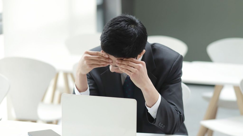 Pénurie de main-d’œuvre au Japon : une IA pour prédire la démission de salariés
Au Japon, les dirigeants d’entreprise peinent de plus en plus à recruter. Pour se prémunir des démissions qui peuvent gravement désorganiser un service, un professeur d’université a développé un modèle de prédiction des démissions, basé sur l’intelligence artificielle.