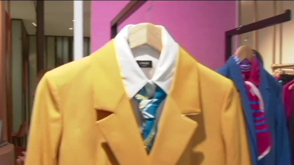 Écologie : les vêtements bientôt notés sur leur impact environnemental
Sur la base du volontariat, dans un premier temps, les marques pourront afficher une étiquette indiquant la note écologique de leurs vêtements, selon leur composition ou leur lieu de fabrication.