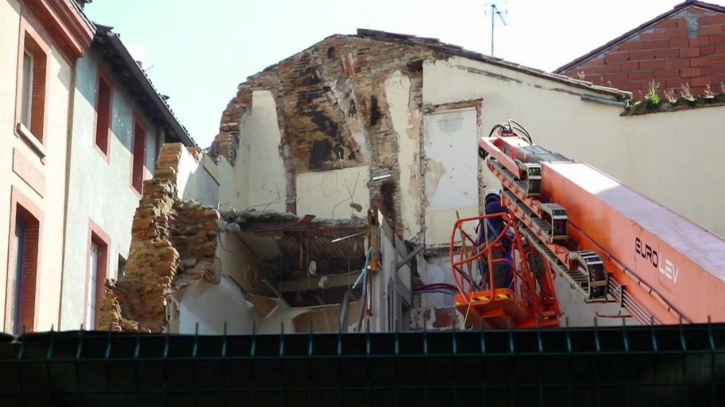 Immeuble effondré à Toulouse : des commerçants impactés
À Toulouse, en Haute-Garonne, un immeuble du centre-ville a été évacué après la découverte de fissures sur le bâtiment. Une situation qui se multiplie depuis l'effondrement d'un vieux bâtiment le 9 mars dernier, et qui impacte les activités des commerçants.