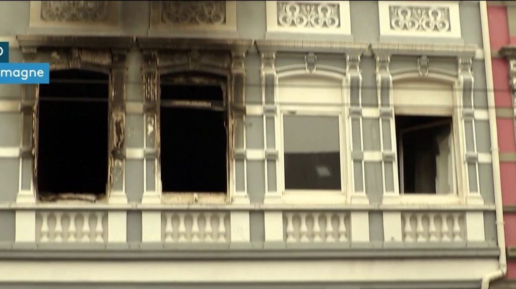 Eurozapping : un incendie criminel interroge en Allemagne
Comme chaque soir, le JT du 23h info fait un tour de l'actualité diffusée par les chaînes européennes de télévision. C'est l'Eurozapping du lundi 1er avril.