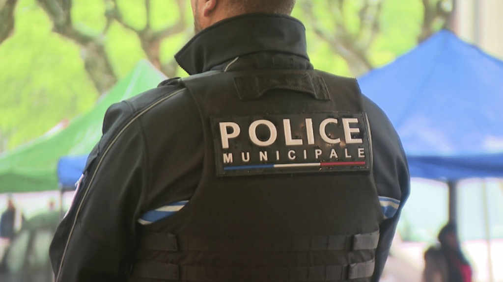 Rhône : deux voitures de police incendiées à Givors
Deux voitures de la police municipale de Givors ont été incendiées, dans le Rhône, samedi 27 avril. Une trentaine de personnes ont participé à ces incidents et tiré au mortier.