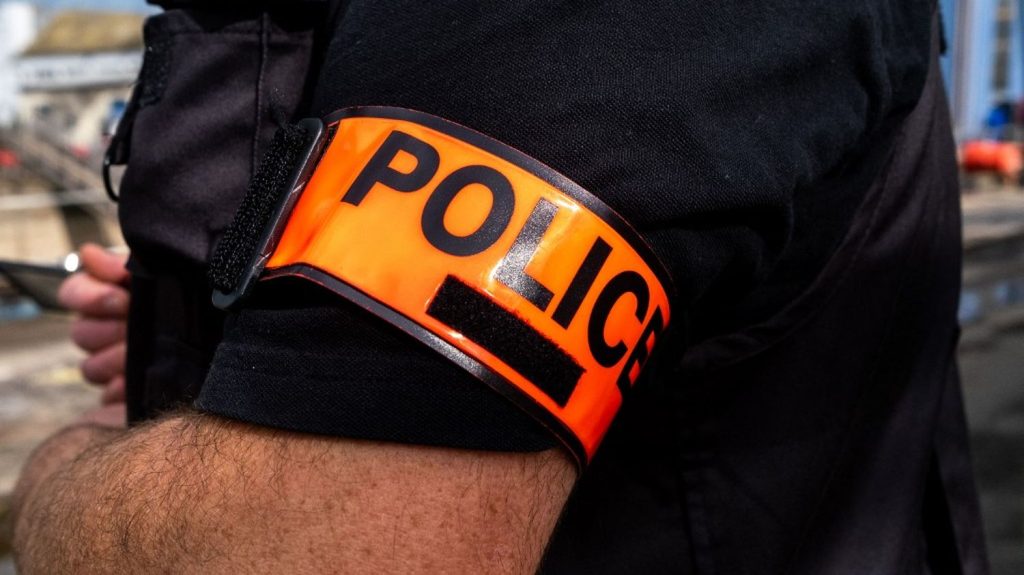 Double infanticide dans l'Essonne : le père mis en examen et placé en détention provisoire, une enquête pour assassinats ouverte
L'autopsie a montré que les deux enfants ont été tués à coups de couteau de cuisine, confirmant la déposition du père.
