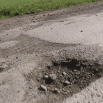 Routes françaises : la qualité se dégrade de plus en plus
La qualité de nos routes ne s’est pas seulement dégradée en montagne. La France, classée premier pays pour ses infrastructures routières en 2012, est tombée à la 18e place. Illustration en Ille-et-Vilaine.