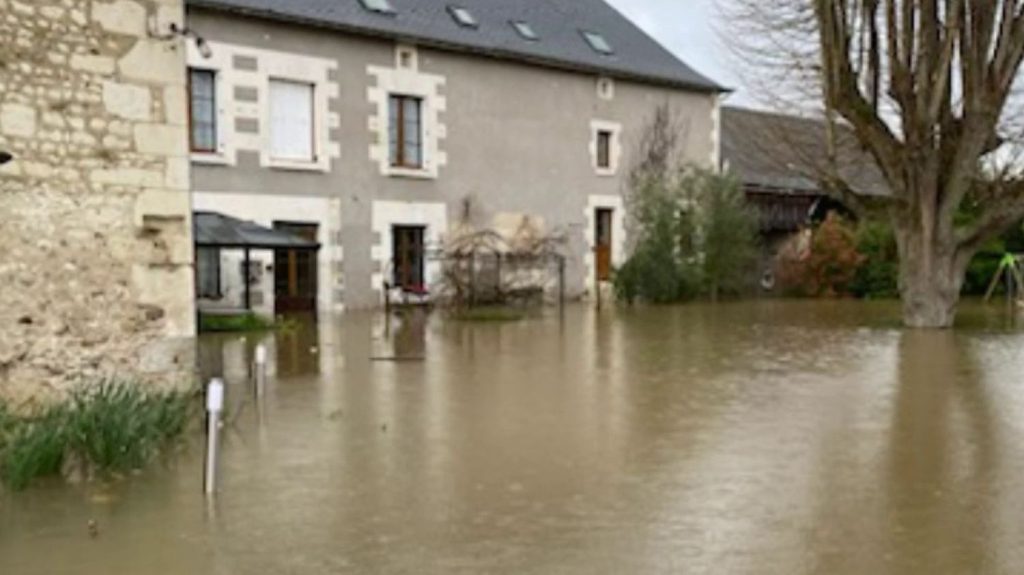 Inondations en Indre-et-Loire : le village de Nouâtre se retrouve sous l’eau
Les départements de la Vienne et d'Indre-et-Loire toujours sous haute surveillance. Plusieurs centaines de personnes ont été évacuées dans les villages en prévision de la montée des eaux de la Vienne.