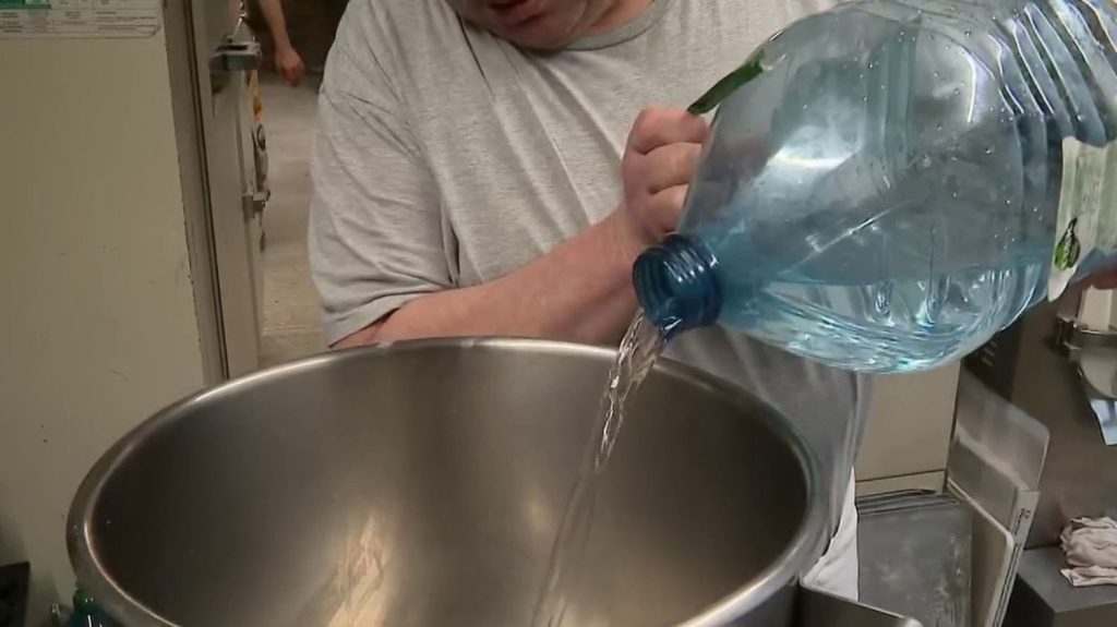 Vidéo
Inondations en Indre-et-Loire : des villages privés d'eau potable
En Indre-et-Loire, des villages se retrouvent sans eau potable à la suite des crues qui ont inondé une station de captage mercredi 3 avril.