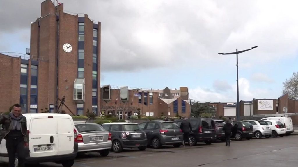 Meurtre à Grande-Synthe : l'insécurité règne dans la commune
Après l'agression mortelle de Philippe, 22 ans, dans la nuit du lundi 15 au mardi 16 avril, la commune de Grande-Synthe (Nord) est sous tension. Des renforts de police ont été envoyés après l'agression d'un adolescent.