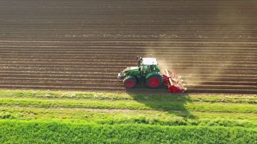 Agriculture : un guichet lancé pour faciliter l'installation des jeunes dans les fermes
Pour inciter les jeunes à reprendre les fermes, le gouvernement a décidé de créer, pour 2025, les guichets France services agriculture, notamment censés simplifier les démarches administratives.