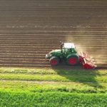 Agriculture : un guichet lancé pour faciliter l'installation des jeunes dans les fermes
Pour inciter les jeunes à reprendre les fermes, le gouvernement a décidé de créer, pour 2025, les guichets France services agriculture, notamment censés simplifier les démarches administratives.