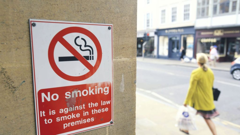 CHRONIQUE. Faut-il aller vers une interdiction du tabac ?
Clément Viktorovitch revient chaque semaine sur les débats et les enjeux politiques. Dimanche 21 avril : la décision du Parlement britannique britannique de refuser la vente de cigarettes à toutes les personnes nées après le 1er janvier 2009.