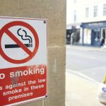 CHRONIQUE. Faut-il aller vers une interdiction du tabac ?
Clément Viktorovitch revient chaque semaine sur les débats et les enjeux politiques. Dimanche 21 avril : la décision du Parlement britannique britannique de refuser la vente de cigarettes à toutes les personnes nées après le 1er janvier 2009.