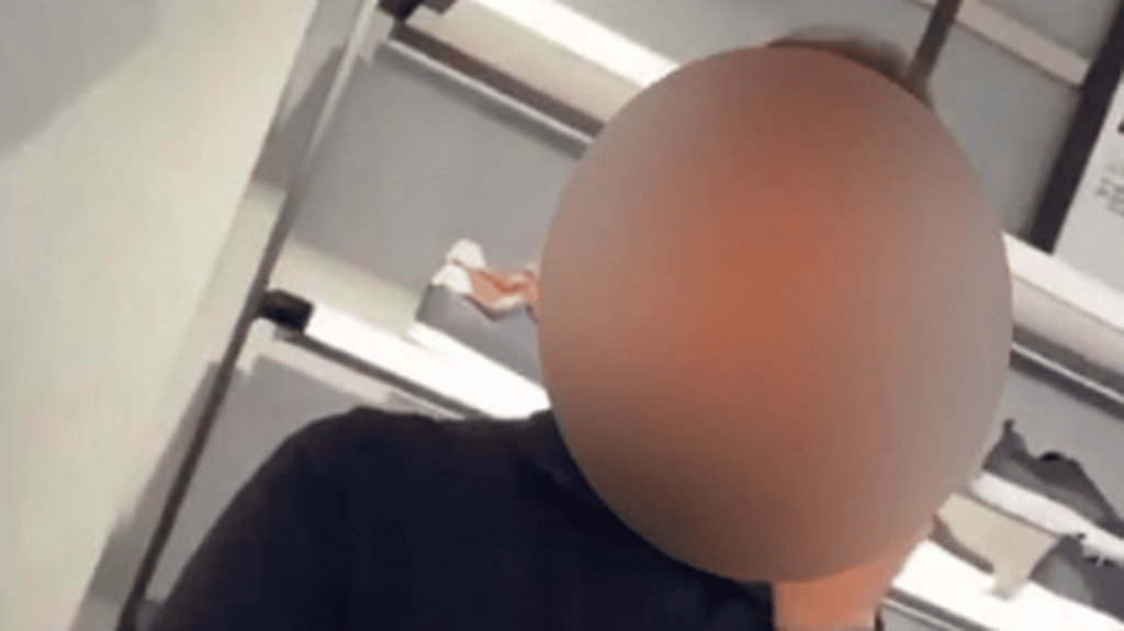 Réseaux sociaux : une vidéo d’une intérimaire voilée recalée par le gérant d'un magasin fait polémique
À Strasbourg, dans le Bas-Rhin, une intérimaire a été recalée par le gérant d’un magasin Geox, car elle portait un voile qu’elle ne souhaitait pas retirer pour travailler. Elle a filmé la scène et l’a diffusée sur TikTok. La vidéo est depuis devenue virale.