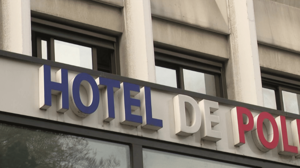 Grenoble : un homme interpellé dans le cadre de l’affaire du "violeur à trottinette"
L'heure est au soulagement dans le cadre de l’affaire du "violeur à trottinette". Un homme de 22 ans a été arrêté vendredi 5 avril. Il est soupçonné de viols et d'agressions sexuelles sur des femmes entre 20 et 27 ans.
