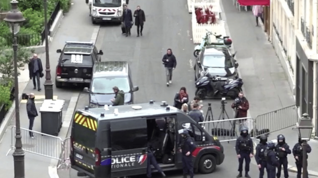 Alerte au consulat d'Iran : l'homme qui s'y était introduit a été interpellé à sa sortie
L'homme qui s'était introduit dans le consulat iranien à Paris, vendredi 19 avril, a été interpellé à sa sortie par les forces de l'ordre. Aucune matière explosive n'a été retrouvée sur place, d'après le parquet de Paris.